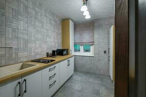 Innere von modern Luxus Küche im Studio Wohnungen mit Schrank foto