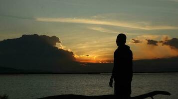 Silhouette von Mann auf das See foto