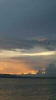 golden Wolken im das Abend Tag mit Sonnenuntergänge foto