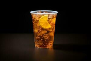 vereist Zitrone Tee auf Plastik wegbringen Glas isoliert auf dunkel Hintergrund. ai generiert foto