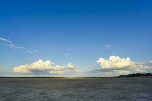 gebrochen trocken Boden im ein Pampas Lagune, la Pampa Provinz, Patagonien, Argentinien. foto