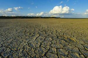 gebrochen trocken Boden im ein Pampas Lagune, la Pampa Provinz, Patagonien, Argentinien. foto