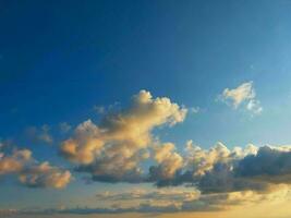 Wolken im das Blau Skybe benutzt wie Hintergrund. foto