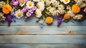 Strauß von Gelb Blumen. Garten Blumen Über hölzern Hintergrund. Kopieren Raum. eben legen. foto