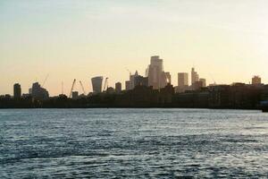 niedrig Winkel Aussicht von zentral London Gebäude und Fluss Themse beim Kanarienvogel Kai zentral London. das Aufnahmen war gefangen während Sonnenuntergang Über London Stadt von England Vereinigtes Königreich auf Juni 08, 2023 foto