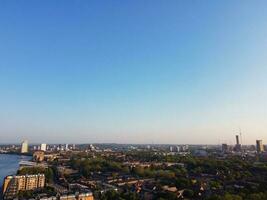 hoch Winkel Aussicht von Kanarienvogel Kai Gebäude beim zentral London Stadt von England großartig Großbritannien. das Aufnahmen war gefangen auf Juni 08., 2023 während klar Tag. foto