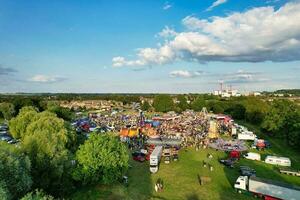 hoch Winkel Aufnahmen von Öffentlichkeit Kirmes gehaltenen beim lewsey Öffentlichkeit Park von Luton mit kostenlos Zugriff zum Muslim Gemeinschaft auf islamisch heilig eid Festival Tag. gefangen mit Drohnen Kamera auf Juni 29., 2023 foto