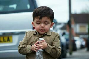 schön schließen oben Porträt von ein asiatisch pakistanisch Baby Junge genannt Ahmed Mustafain Haider ist posieren beim Zuhause Garten beim Heilige Augustinus ave Luton, England Vereinigtes Königreich. Bild war gefangen auf April 03., 2023. foto