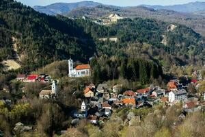 Rosa Montana, ein schön alt Dorf im Siebenbürgen. das zuerst Bergbau Stadt, Dorf im Rumänien Das gestartet extrahieren Gold, Eisen, Kupfer. foto