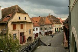 mittelalterlich Straße mit historisch Gebäude im das Herz von Rumänien. sibiu das östlichen europäisch Zitadelle Stadt. Reise im Europa foto