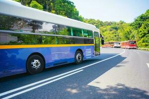 ein Straße Ausflug Blau Bus gestoppt auf das Straße foto