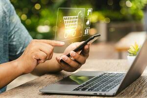 online Einkaufen Konzept, Geschäftsmann verwenden Smartphones zu Kauf Produkte von online Shops und Geschäft auf das Internet, E-Commerce speichern, online Geschäft, Bequemlichkeit, wettbewerbsfähig Preis foto