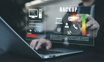 Software Internet Daten Lager Sicherung, Geschäftsmann mit ein Computer zu Backup Lager Daten Internet Technologie zum Backup online Dokumentation Datenbank und Digital Datei Lager System, Teilen Ordner. foto