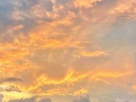 schön Himmel mit Wolke Vor Sonnenuntergang, störend dramatisch Sonnenuntergang. foto