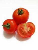 reif frisch Tomaten auf ein Weiß Hintergrund foto