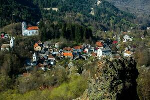 Rosa Montana, ein schön alt Dorf im Siebenbürgen. das zuerst Bergbau Stadt, Dorf im Rumänien Das gestartet extrahieren Gold, Eisen, Kupfer. foto