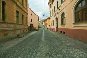 mittelalterlich Straße mit historisch Gebäude im das Herz von Rumänien. sibiu das östlichen europäisch Zitadelle Stadt. Reise im Europa foto