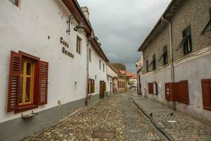 mittelalterlich Straße mit historisch Gebäude im das Herz von Rumänien. sibiu das östlichen europäisch Zitadelle Stadt. Reise im Europa foto