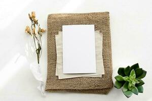 ein Briefumschlag gemacht von Kraft Papier und ein Weiß leer Karte auf ein Weiß Tabelle foto