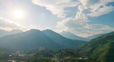 majestätisch Berg Landschaft im das Norden Westen Vietnam. foto