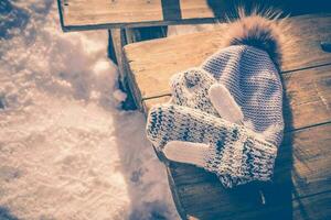 gestrickt Hut und Handschuhe Lügen draußen im das Winter foto