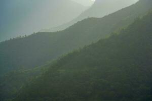 majestätisch Berg Landschaft im das Norden Westen Vietnam. foto