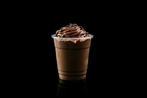 Schokolade Milchshake im Plastik wegbringen Tasse isoliert auf schwarz Hintergrund. ai generiert foto