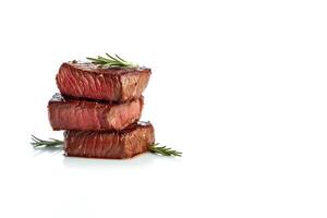 Rindfleisch Steak Mittel gegrillt isoliert auf Weiß Hintergrund mit Kopieren Raum. ai generiert foto