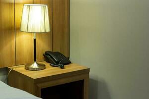 Tabelle Lampe auf Bett im das Schlafzimmer foto