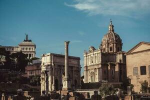 Aussicht von Chiesa santi luca e Martina Martiri und arco di settimio Severo. Rom, Italien. Blau Himmel. foto