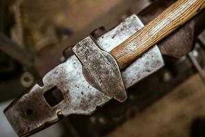 Hammer und Amboss. Werkzeuge von Schmied. foto