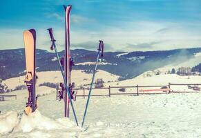 Ski Steigung und Ski Ausrüstung foto