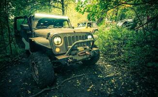 schmutzig und schlammig Offroad Fahrzeug im das Wald foto