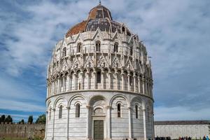 das baptisterium san giovanni in pisa in italien foto