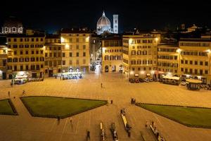 Santa Maria del Fiore in Florenz bei Nacht von einem Dach aus foto