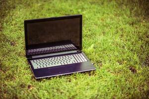 Laptop auf das Gras foto