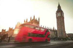 London rot Bus mit groß ben im das Hintergrund. foto