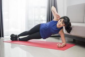 Frau macht Yoga zu Hause foto