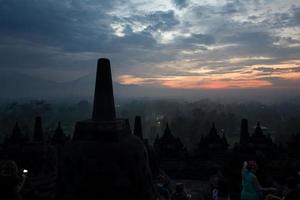 der Borobudur-Tempel bei Sonnenaufgang foto