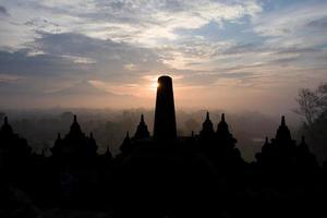 der Borobudur-Tempel bei Sonnenaufgang foto