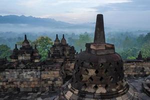 der Borobudur-Tempel bei Sonnenaufgang foto