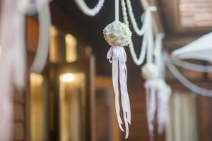 Hochzeitskulisse mit Blumen- und Hochzeitsdekoration foto