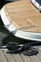 festgemacht Boot - - Seil gebunden oben auf ein Klampe foto