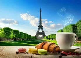 Frühstück in der Nähe von Eiffel Turm foto