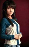 Porträt Foto von schön Teenager asiatisch Frau mit Trend Frisur im dunkel Zimmer mit Licht im Hintergrund, generativ ai