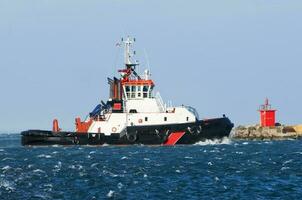 Schlepper Boot im ein Rau Meer foto