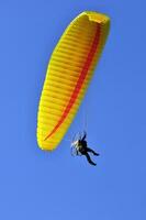 Gleitschirmfliegen - - Hobeln im das Blau Himmel foto