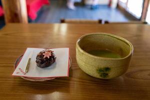 Matcha-Tee und Kuchen im Teehaus von Nagoya foto