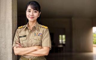 Foto von Mitte alt asiatisch Frau im thailändisch Lehrer Uniform, generativ ai