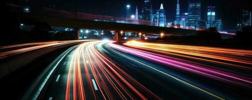 der Verkehr im das Stadt beim Nacht foto